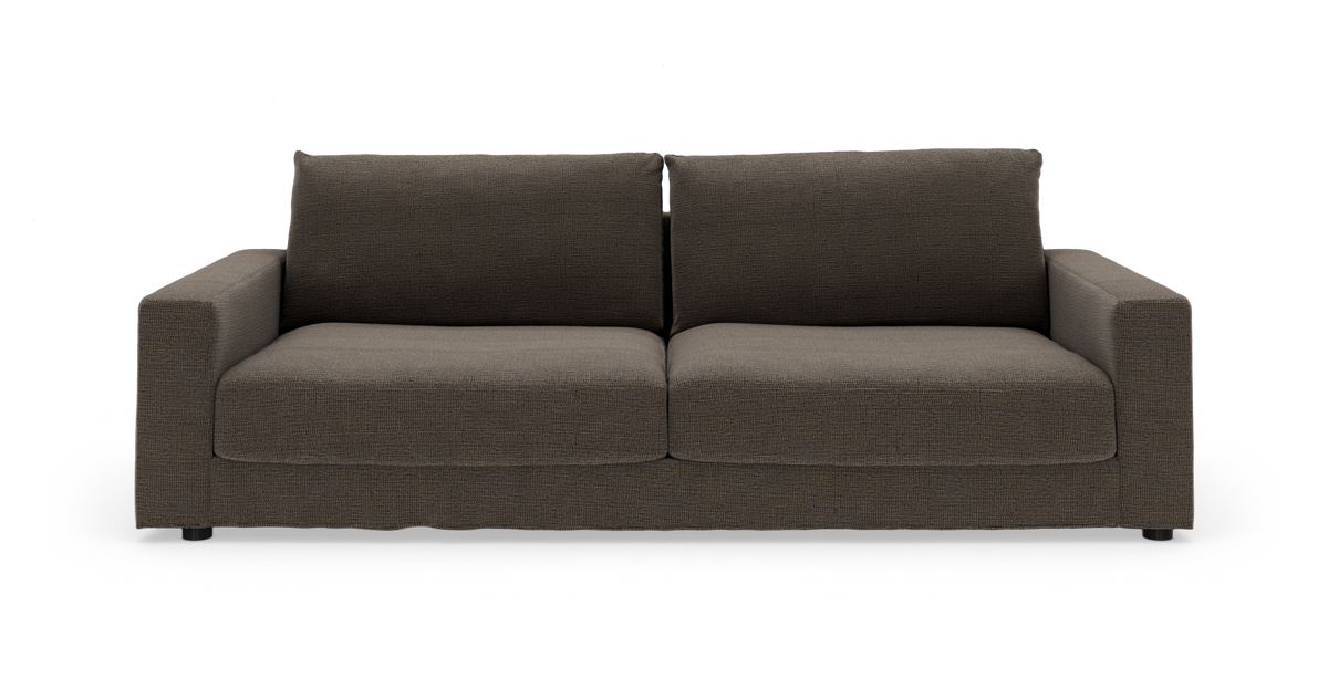 Brun to-personers stofsofa med lige armlæn, set forfra på hvid baggrund.