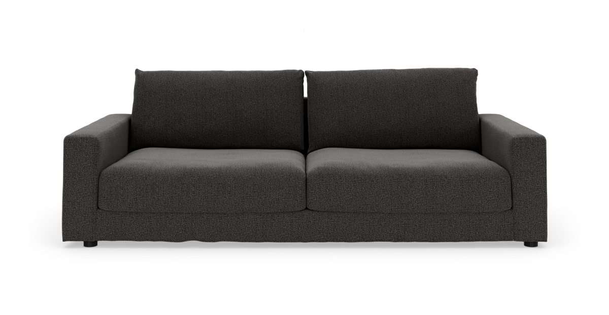 Mørkegrå stofsofa med to sæder og lige armlæn, frilagt mod hvid baggrund i frontvisning.