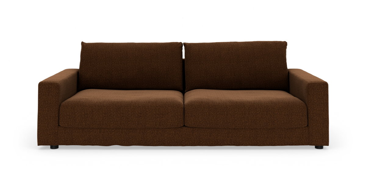 Brun 2-personers sofa med lige armlæn i studiemiljø, set forfra.