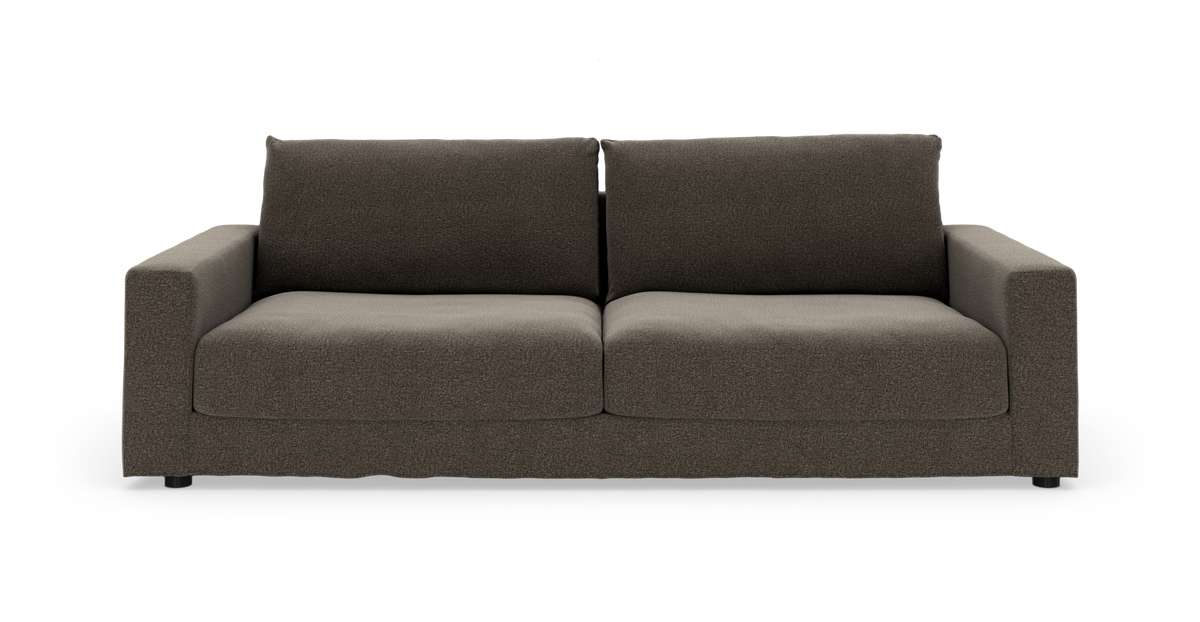 Mørkegrå 2-personers sofa med brede armlæn og løse ryghynder på hvid baggrund.