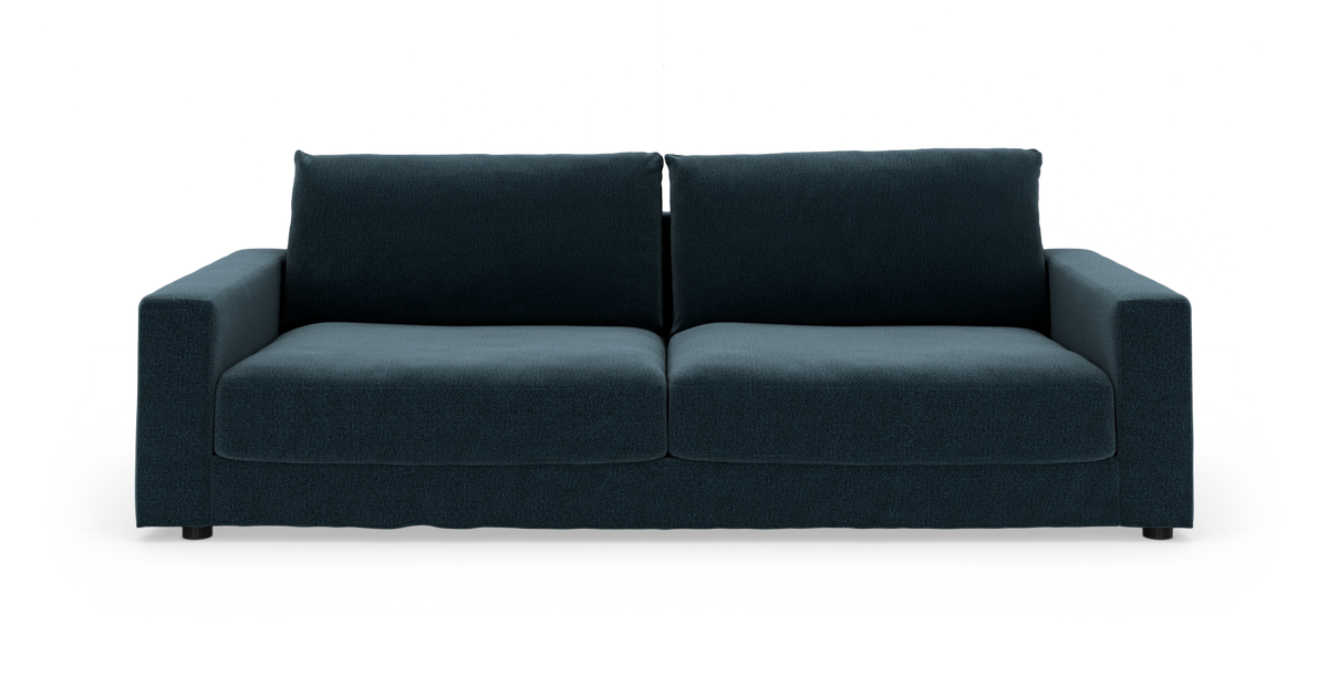 Mørk blågrøn 2‑personers sofa med brede armlæn og rene linjer, set forfra på hvid baggrund.
