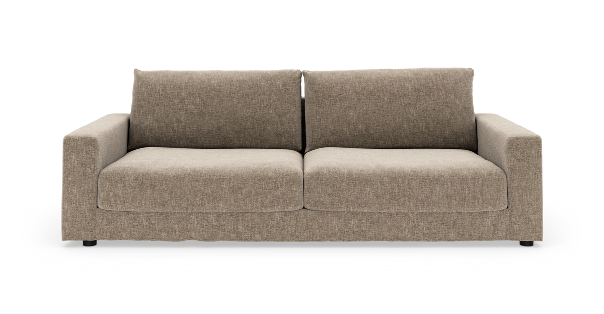 Beige 2-personers sofa med brede armlæn i frontvisning, frilagt på hvid baggrund.