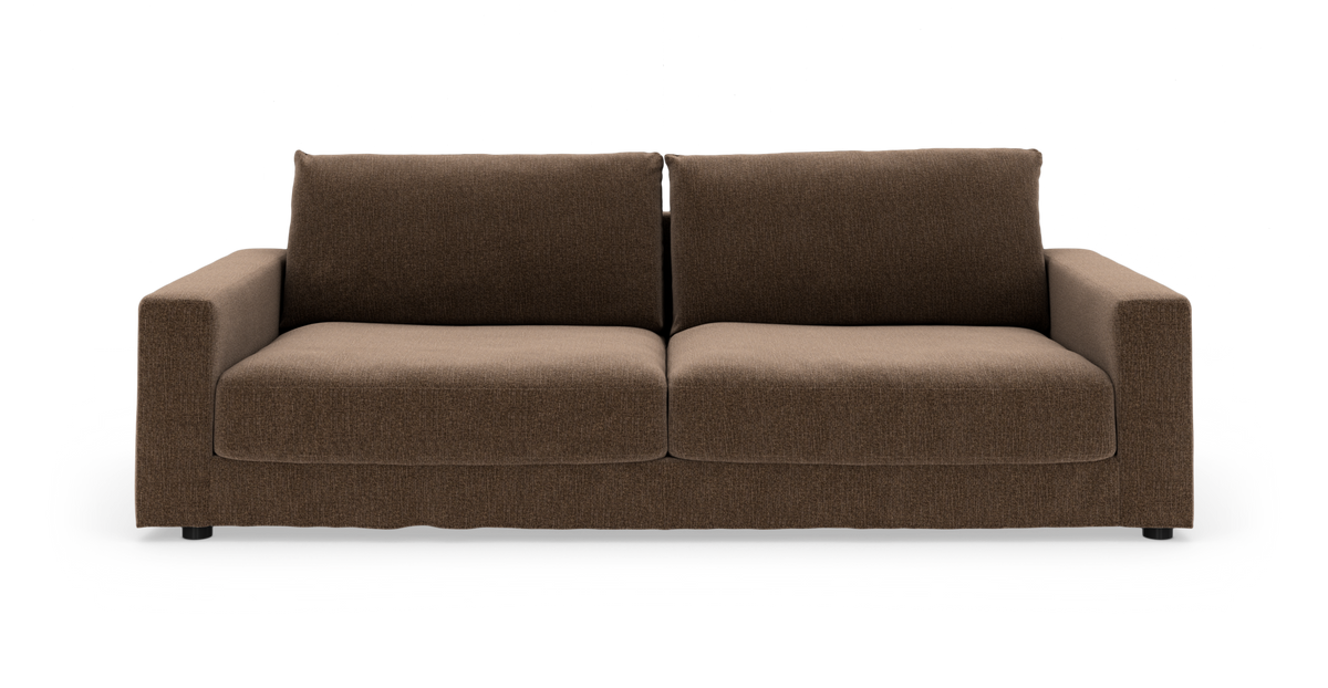 Brun 2-personers sofa med firkantede armlæn, fotograferet forfra.