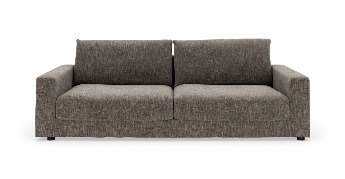 Brungrå 2-personers sofa med brede armlæn, stofbetræk og to ryghynder på hvid baggrund.