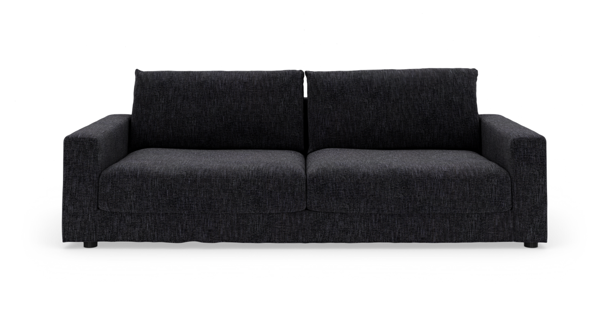 Mørkegrå to-personers sofa med lige armlæn, frontvisning mod hvid studiobaggrund.