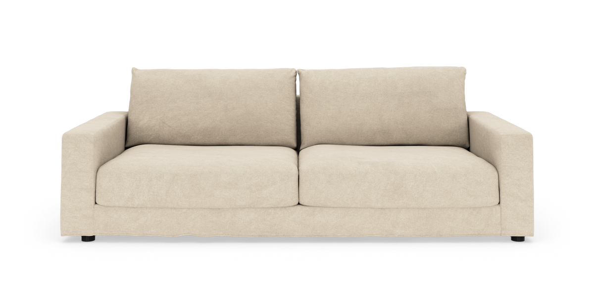 Beige 2-personers sofa med brede armlæn og løse ryghynder, set forfra på hvid baggrund.