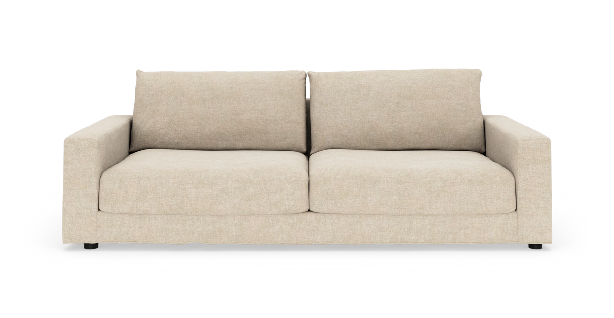 Beige, moderne 2-personers sofa på hvid baggrund, frontvisning.
