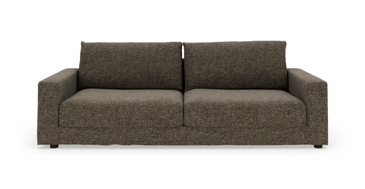 Brun 2-personers sofa i tekstil, frilagt på hvid baggrund.