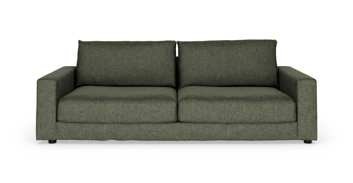 Grøn sofa med to sæde- og ryghynder og brede armlæn, set forfra, frilagt på hvid baggrund.
