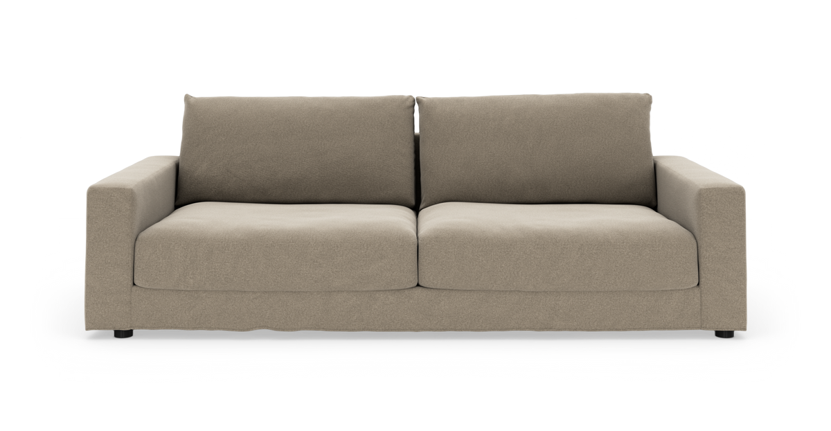 Beige 2-pers. sofa med firkantede armlæn og løse sæde- og ryghynder, fritlagt på hvid baggrund.