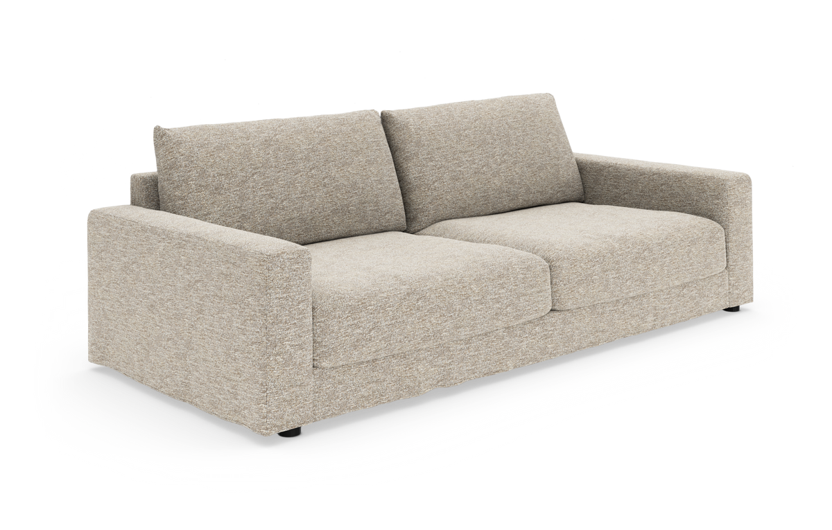Beige stofsofa med to sædehynder, brede armlæn og to ryghynder på hvid baggrund.