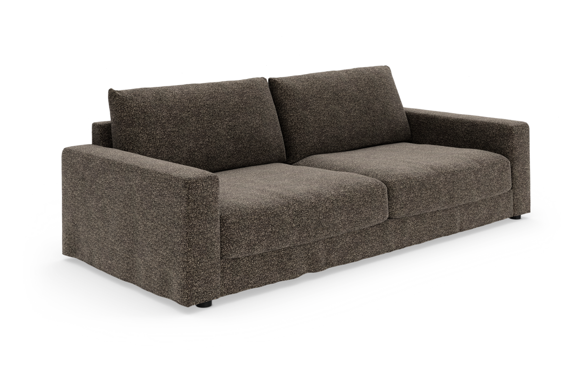 Brun, moderne 3-personers sofa med tykke puder, frilagt på hvid baggrund.