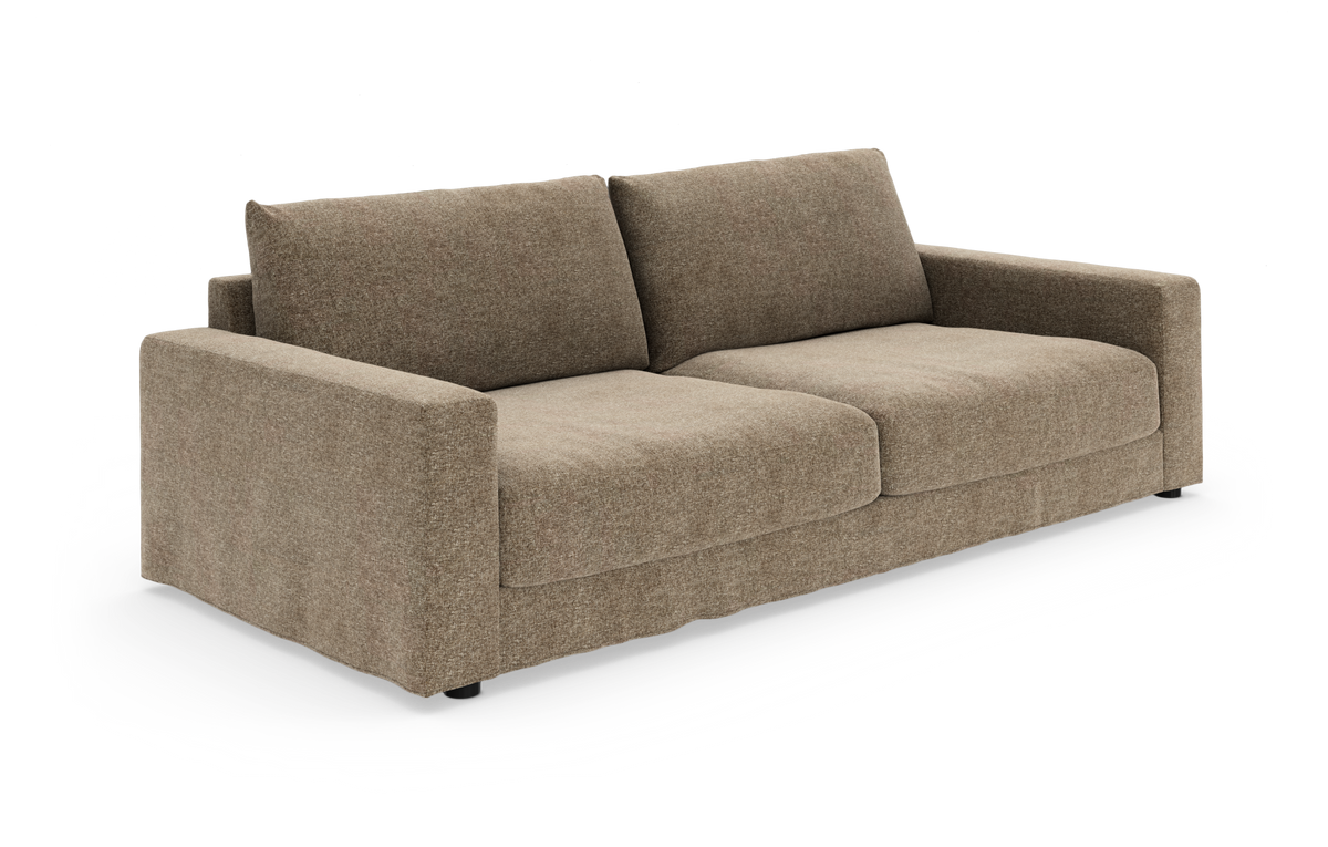 Beige-brun, moderne 3-personers sofa med brede armlæn og løse ryghynder i stof, frilagt på hvid baggrund.