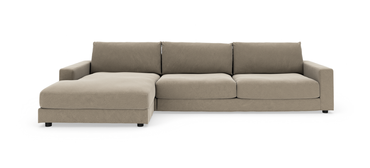 Beige modulsofa med venstrevendt chaiselong, tre ryghynder og lige armlæn, fritlagt mod hvid baggrund.