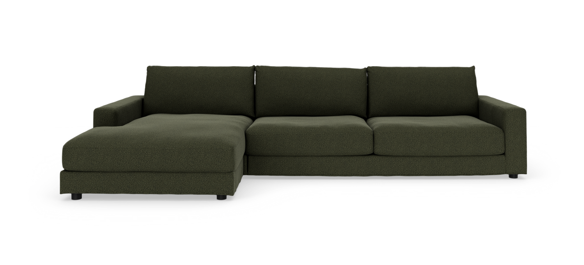 Mørkegrøn modulsofa med venstrevendt chaiselong set forfra på hvid baggrund.
