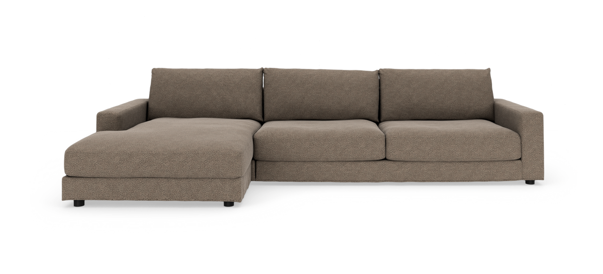 Brun L-formet sofa med venstrevendt chaiselong på hvid baggrund.