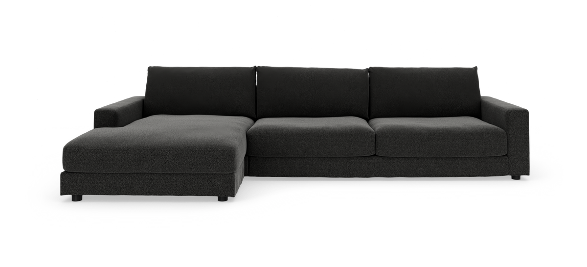 Mørkegrå modulsofa med venstrevendt chaiselong, set lige for i studiemiljø.