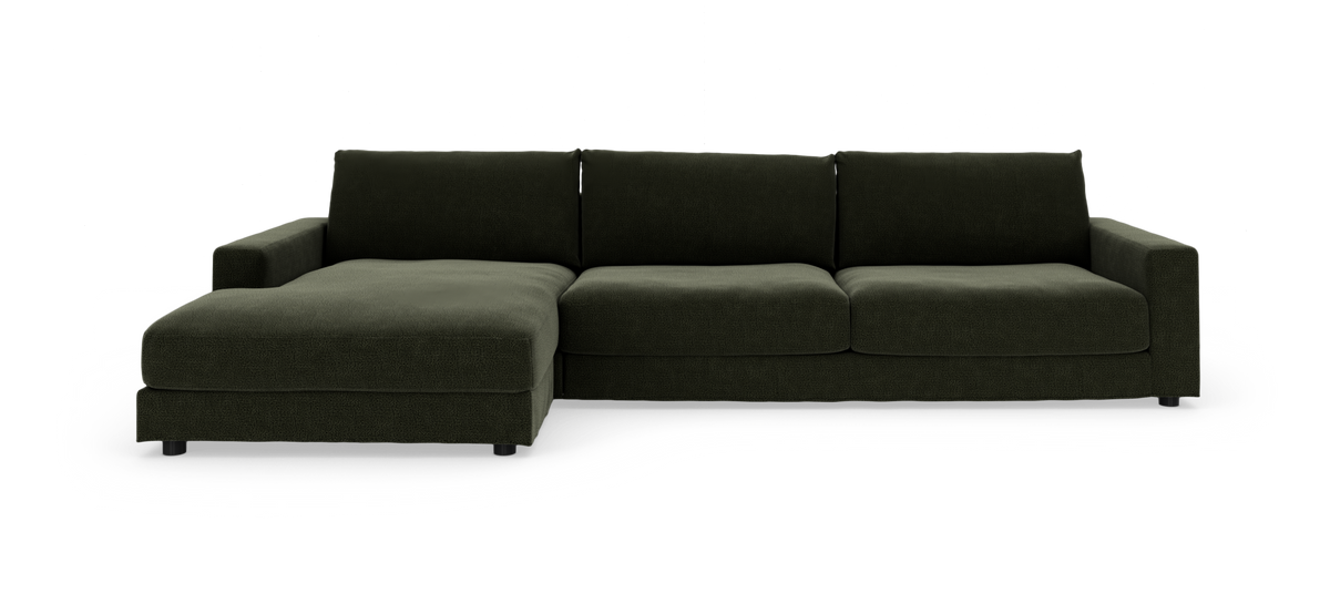 Mørkegrøn hjørnesofa med venstre chaiselong på hvid studiobaggrund.