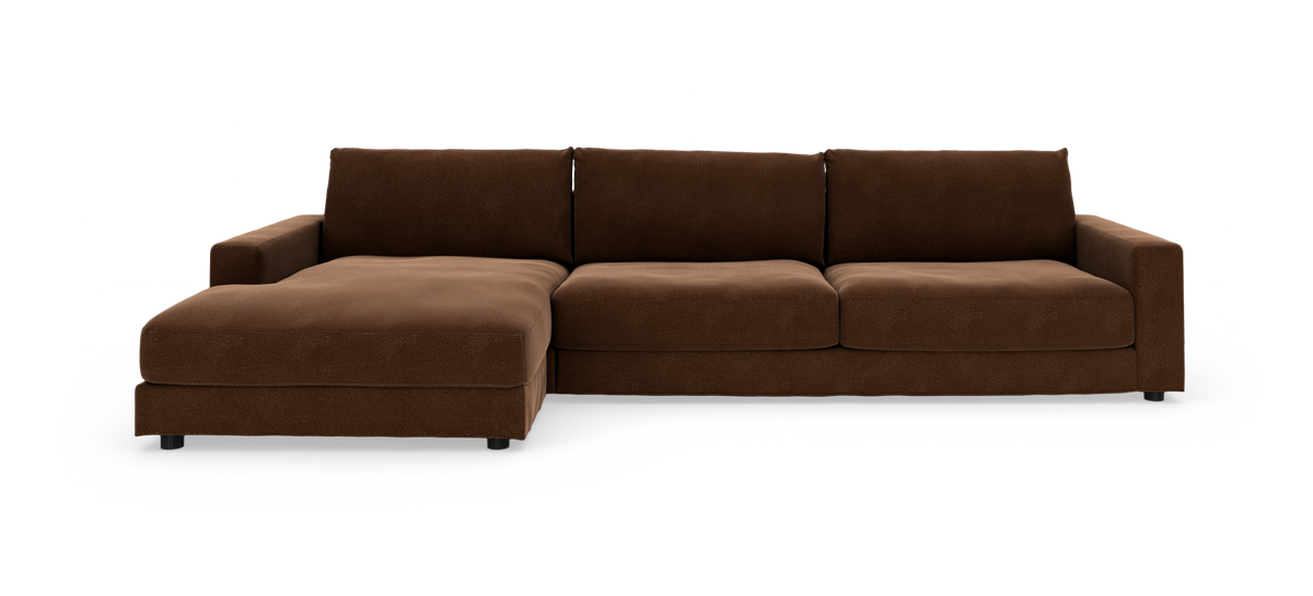 Brun hjørnesofa med venstrevendt chaiselong i moderne, lavt design.