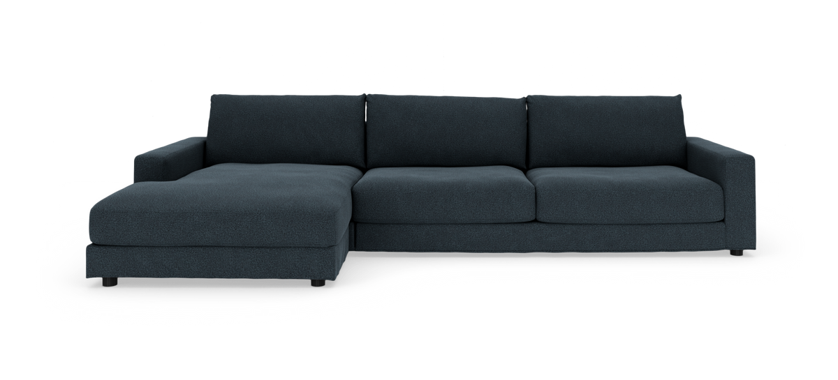 Mørkeblå L‑formet modulsofa med venstrevendt chaiselong, moderne lav profil i frontvisning.
