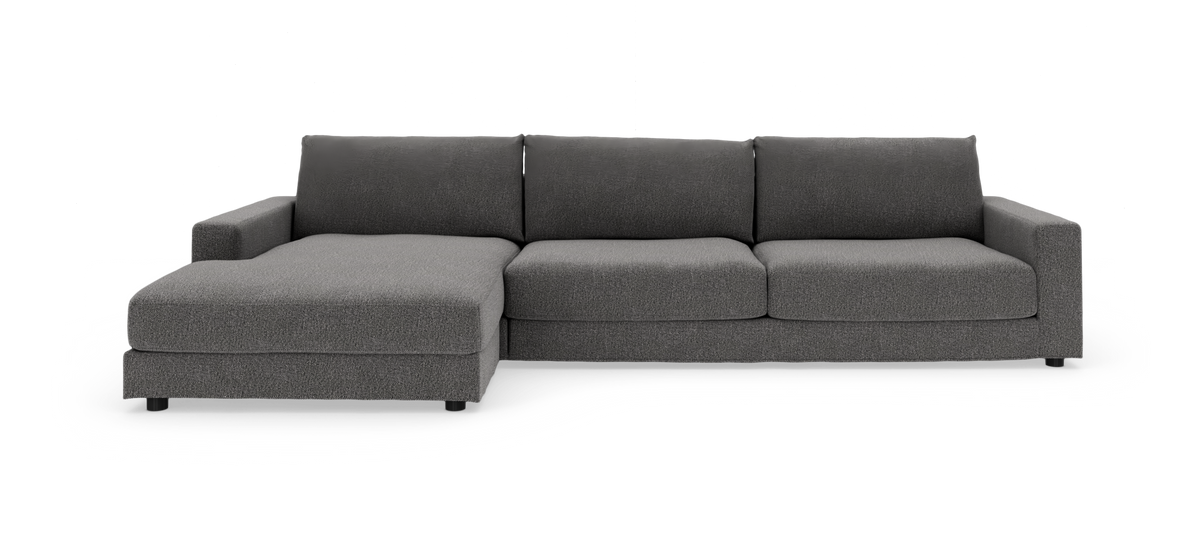 Mørkegrå hjørnesofa med chaiselong til venstre på ren studiobaggrund.