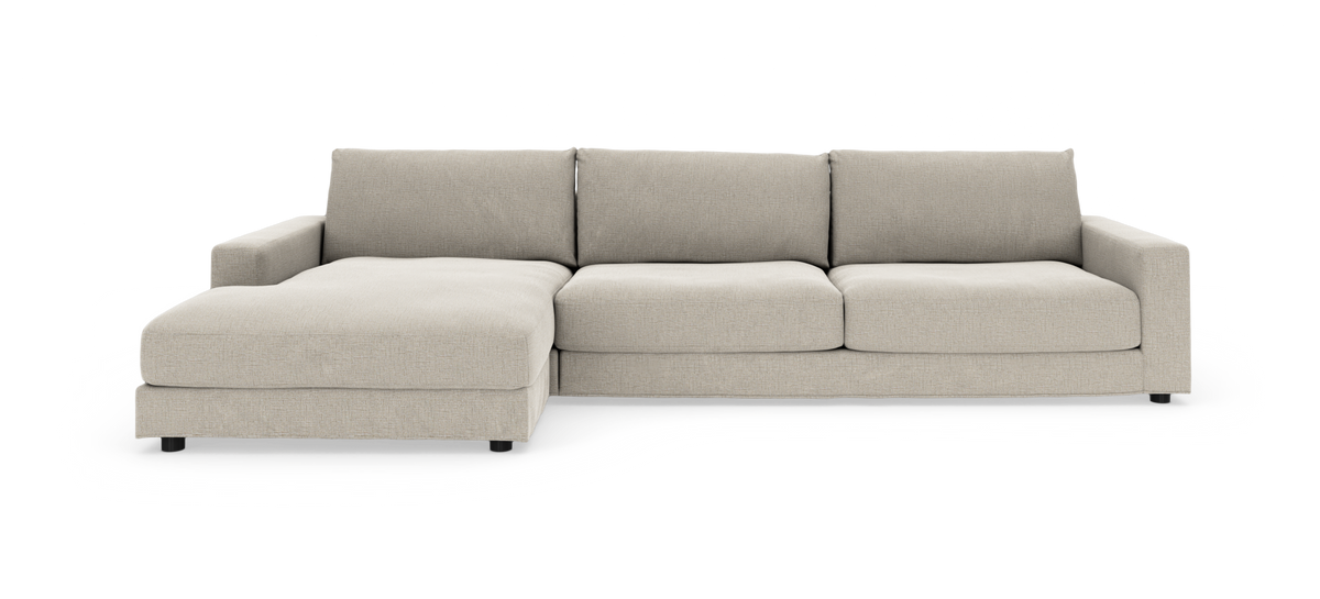 Lys beige 3-personers sofa med venstre chaiselong, moderne lige armlæn på hvid studiebaggrund.