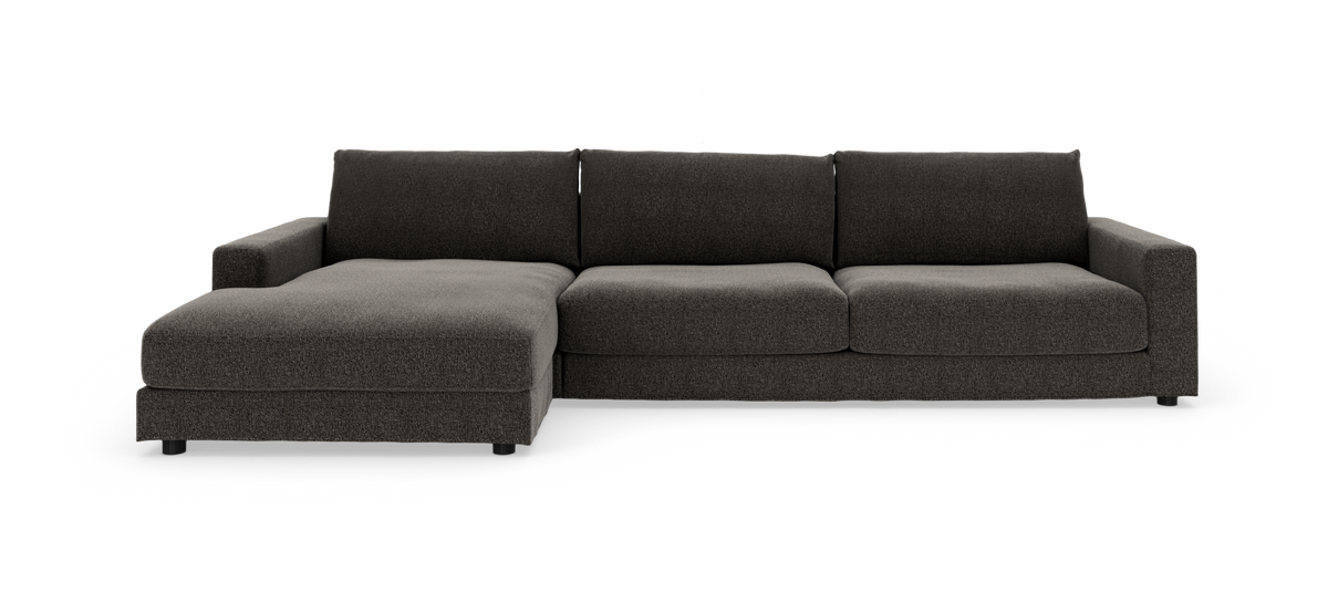 Mørkegrå modulsofa med venstre chaiselong, fotograferet forfra i studie på hvid baggrund.