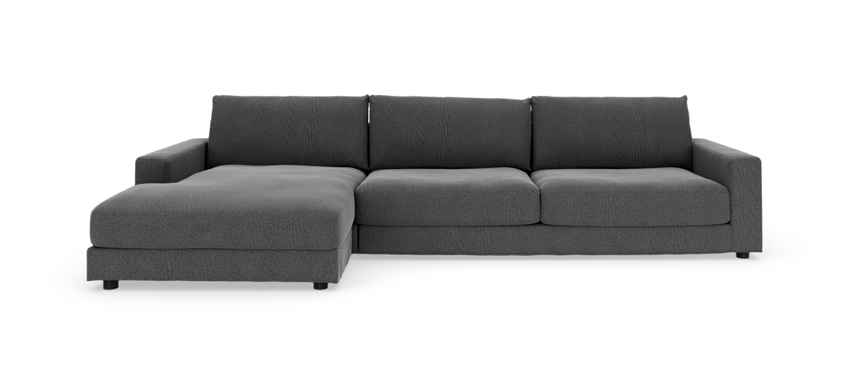Mørkegrå modulsofa med venstrevendt chaiselong, fotograferet lige for i studie på hvid baggrund.