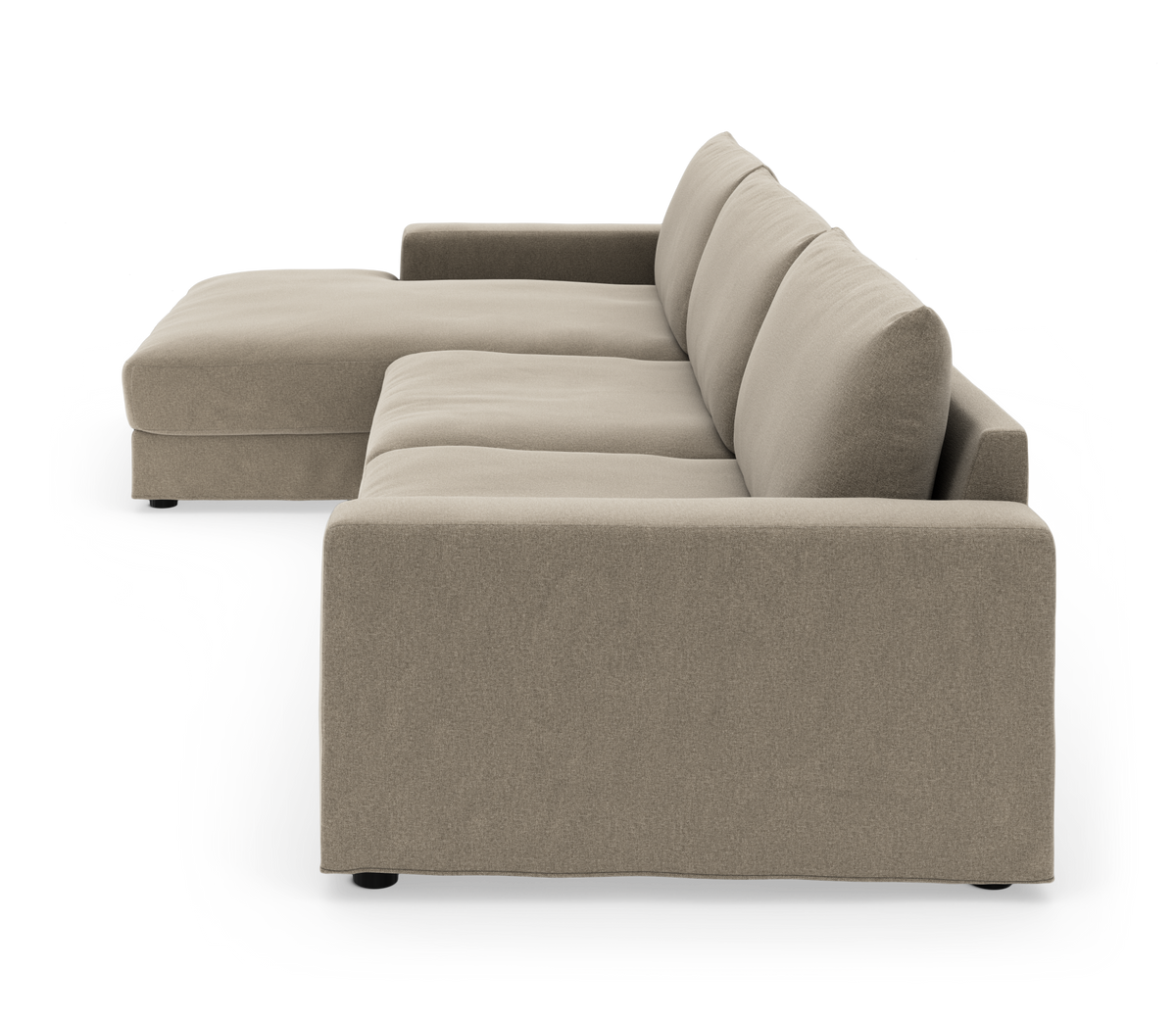 Beige modulsofa med venstre chaiselong, set fra siden på hvid baggrund.