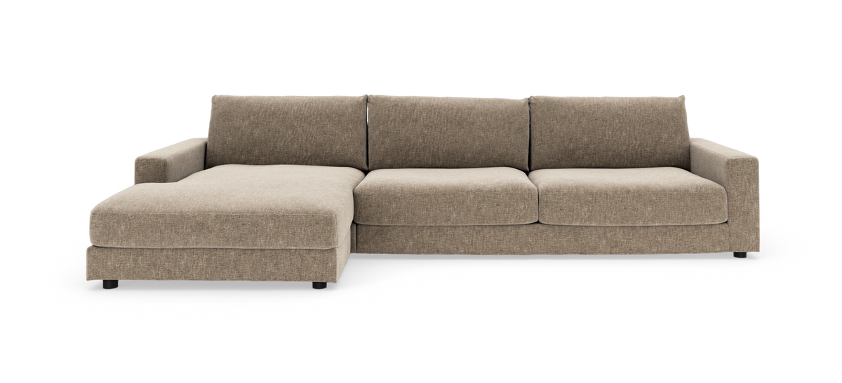 Beige hjørnesofa med venstre chaiselong i stof, fritstående mod hvid baggrund.