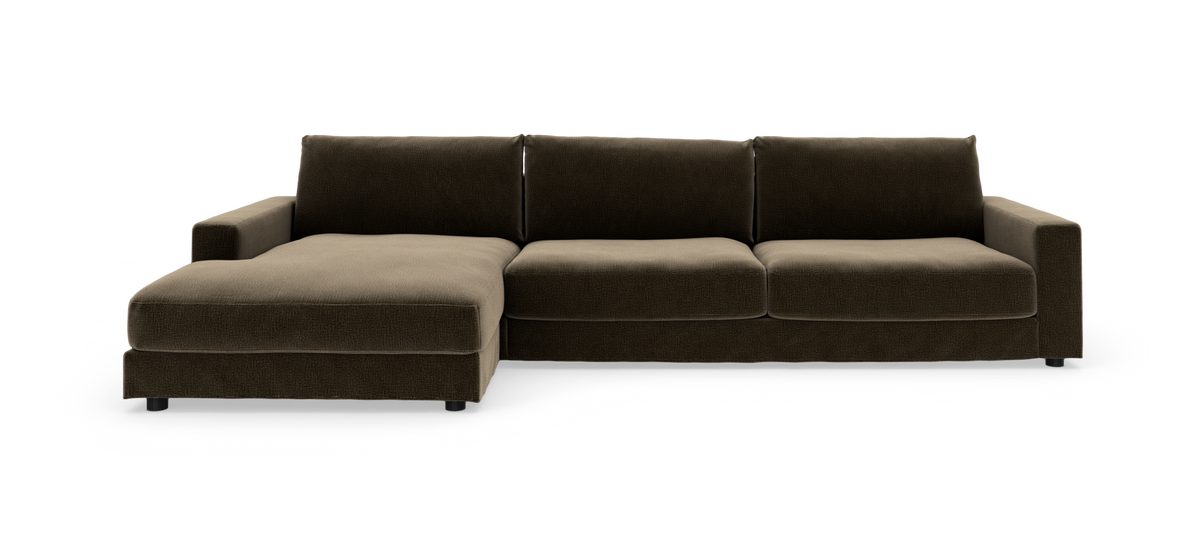 Mørkebrun modulsofa med venstrevendt chaiselong, fotograferet lige forfra på hvid baggrund.