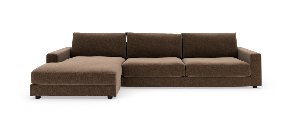 Brun hjørnesofa med chaiselong til venstre i moderne, enkel design på hvid baggrund.