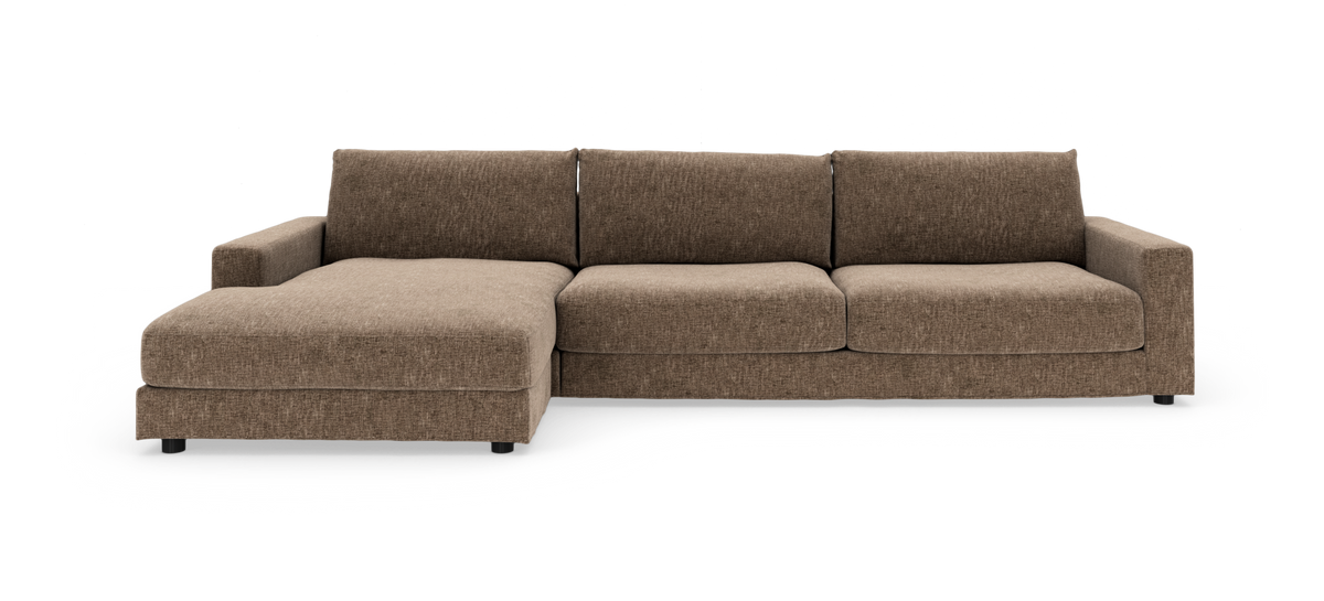 Brun hjørnesofa med chaiselong til venstre, isoleret på hvid baggrund.