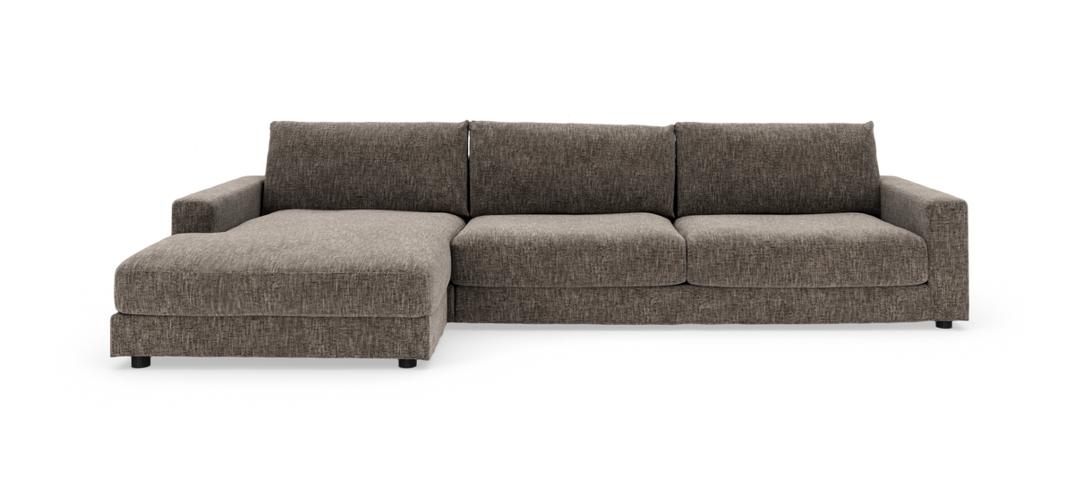 Brungrå modulsofa med venstrevendt chaiselong, set forfra på hvid baggrund.