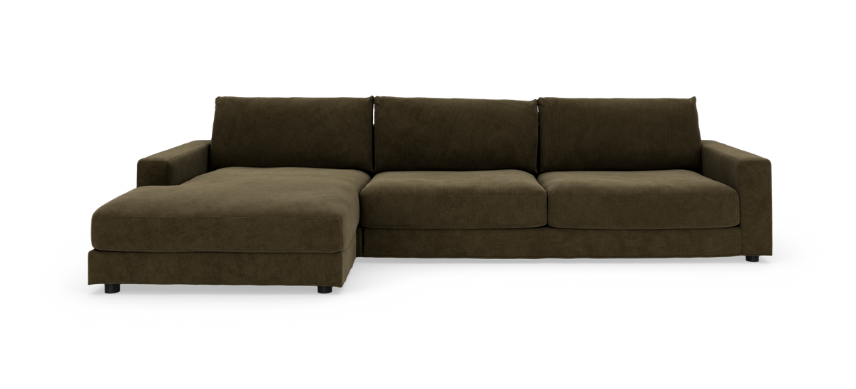 Mørkegrøn/brun modulsofa med venstrevendt chaiselong, tre sæder, lige armlæn og lave metalben på hvid baggrund.