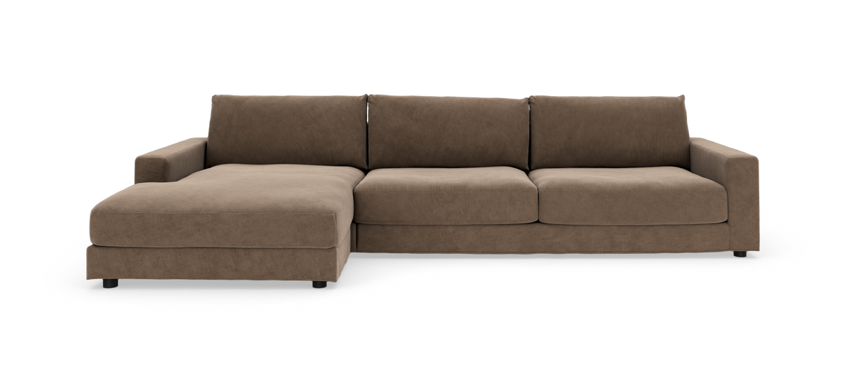 Brun modulsofa med chaiselong til venstre, frilagt på hvid baggrund.