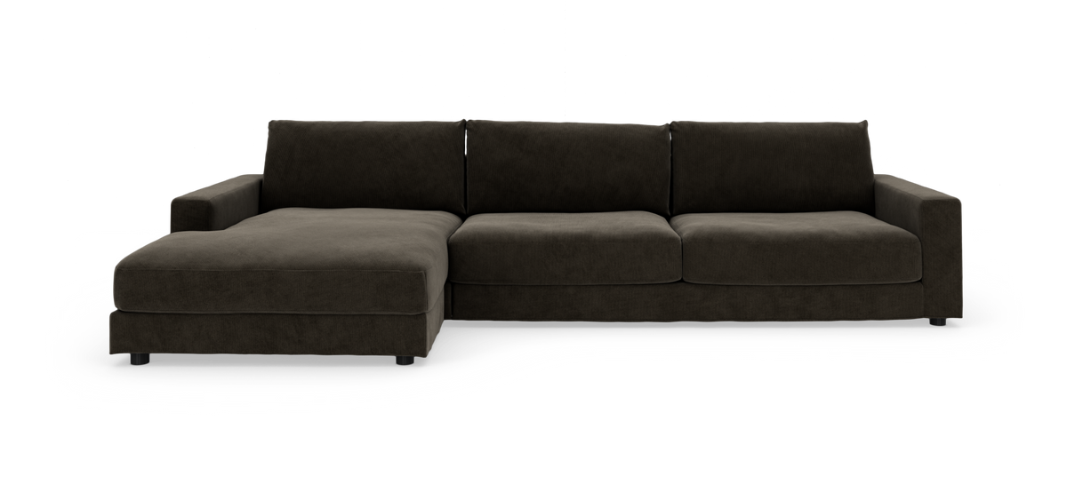 Mørkebrun modulsofa med venstrevendt chaiselong på hvid baggrund.