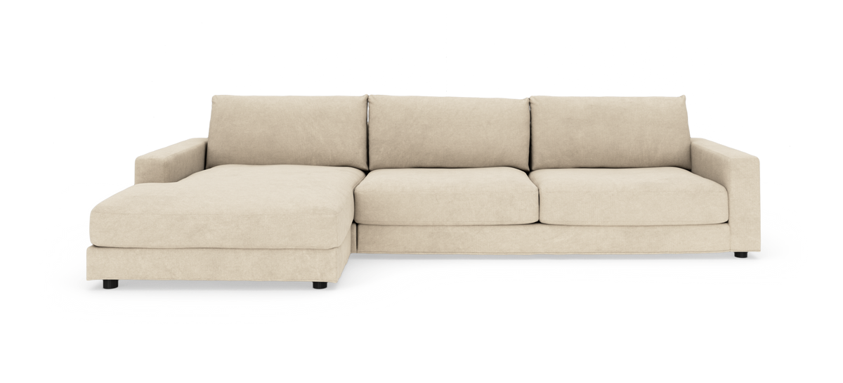 Beige modulsofa med venstrevendt chaiselong og tre sæder på hvid baggrund.