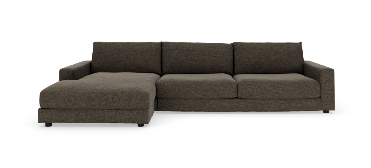 Brun modulsofa med venstrevendt chaiselong, tre sæder og lave armlæn i moderne stil på hvid baggrund.