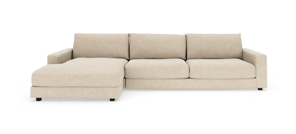 Beige modulsofa med chaiselong venstre, tre sædehynder og lige armlæn, frilagt på hvid baggrund.