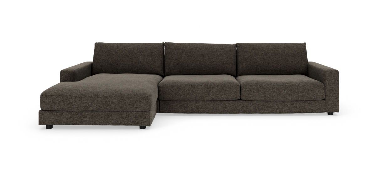 Mørkebrun, moderne hjørnesofa med venstrevendt chaiselong, tre ryghynder og lave armlæn på hvid studiebaggrund.