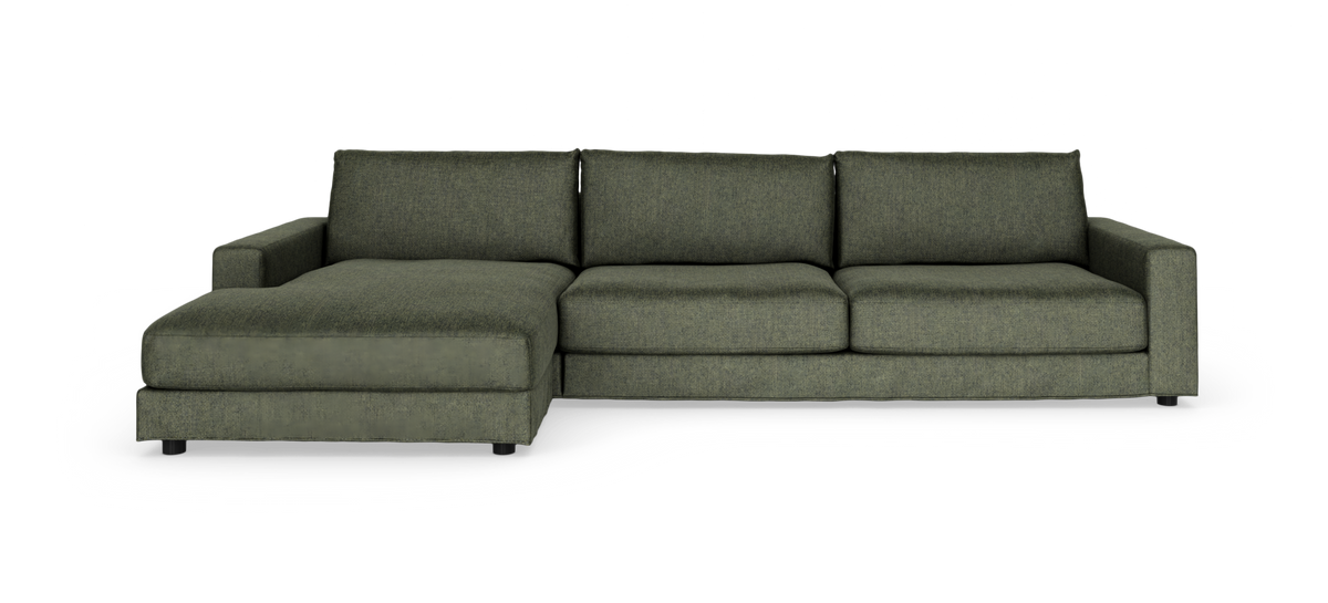 Moderne grøn sofa med venstrevendt chaiselong, tre-sæders i olivengrønt stof, frilagt på hvid baggrund.