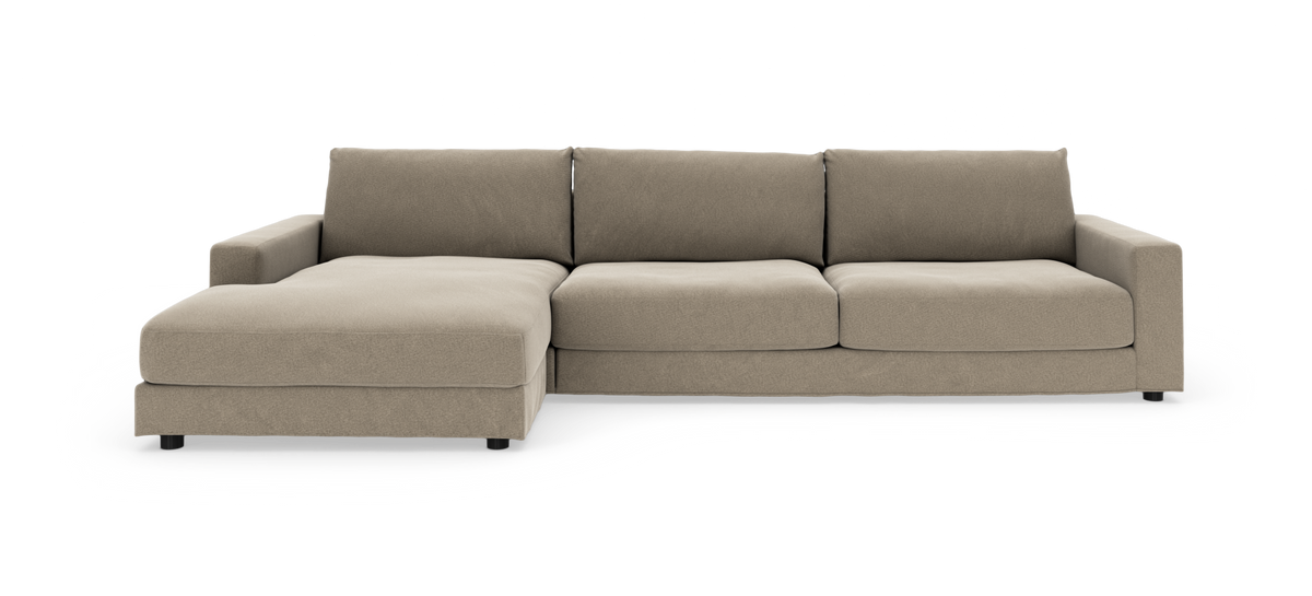 Beige modulsofa med venstrevendt chaiselong, tresædet, frilagt på hvid baggrund.