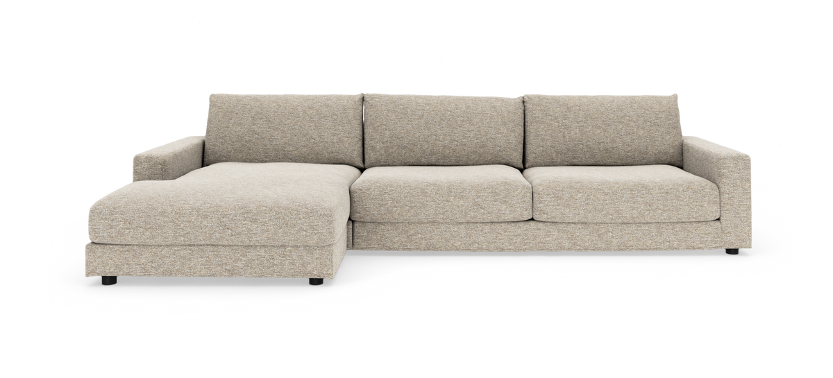 Beige modulsofa med venstrevendt chaiselong og tre sædehynder, frilagt på hvid baggrund.