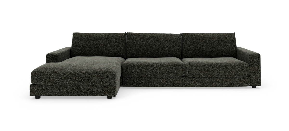 Mørkegrøn L-formet modulsofa med venstrevendt chaiselong, tre rygpuder og blødt struktureret tekstil, fritlagt på hvid baggrund.