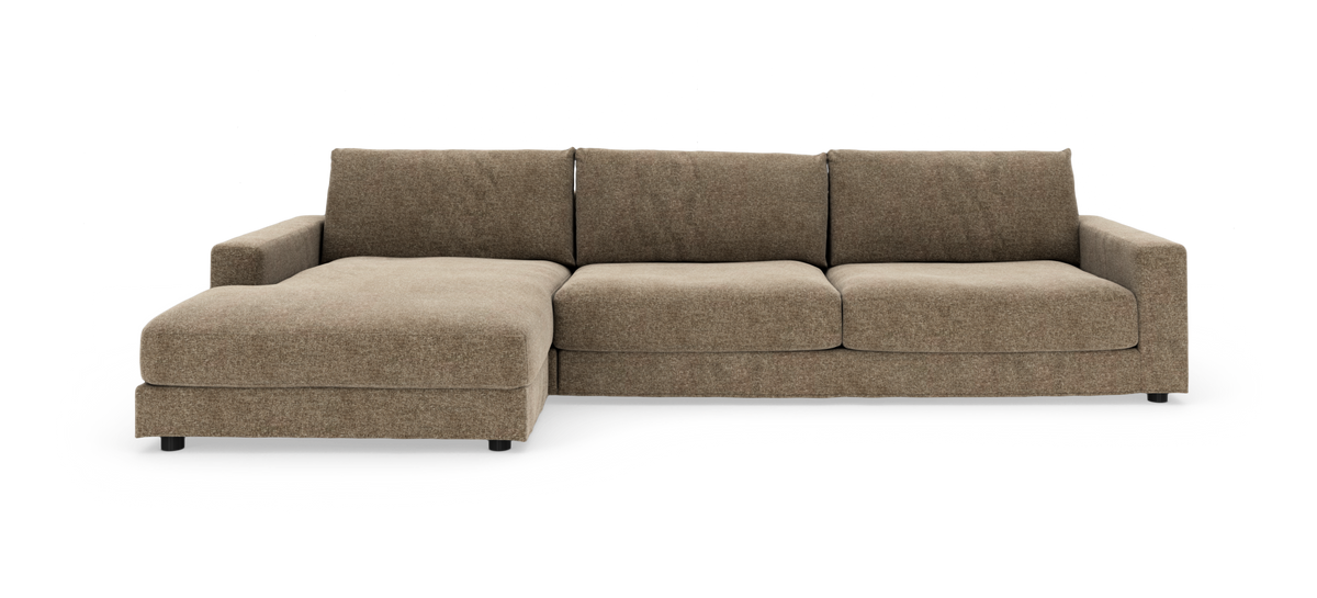 Brun modulsofa med venstrevendt chaiselong og tre sæder, frilagt på hvid baggrund.