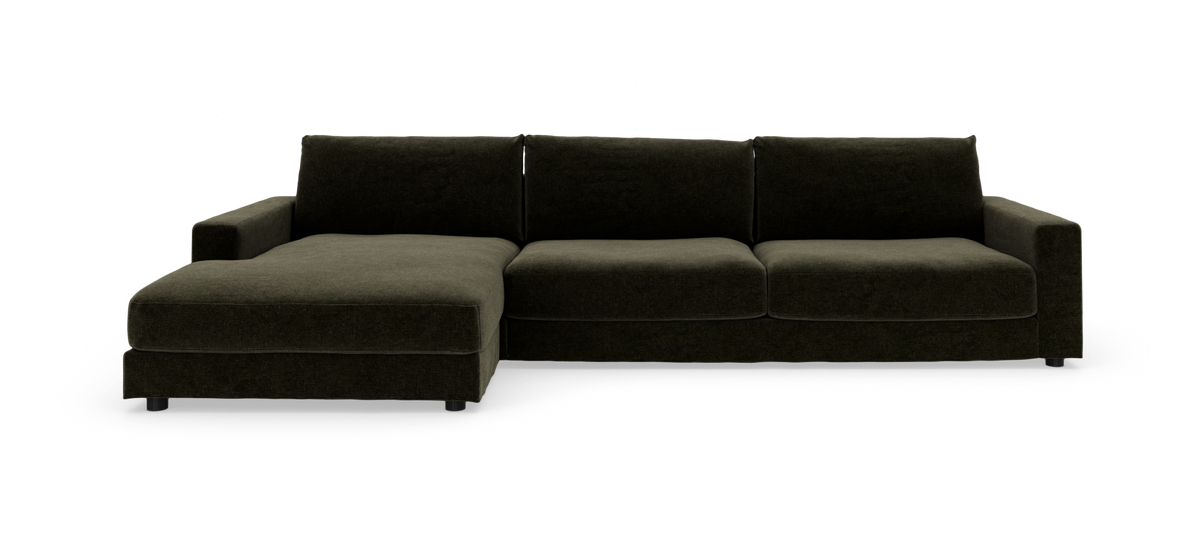 Mørkegrøn hjørnesofa med venstrevendt chaiselong, frilagt på hvid baggrund.