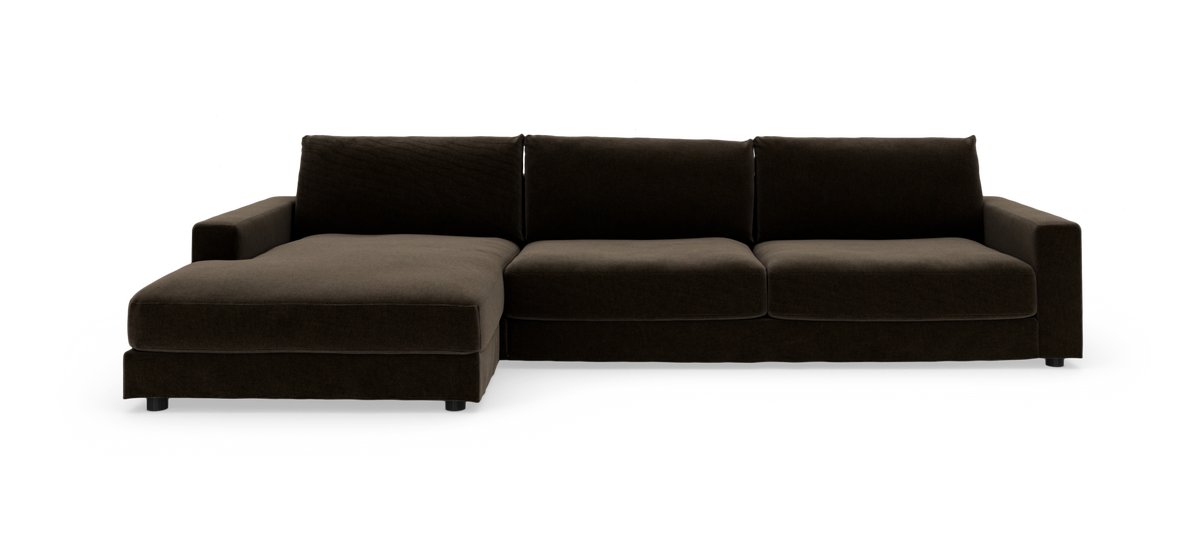 Mørkebrun modulsofa med venstrevendt chaiselong, enkel moderne form og brede armlæn.