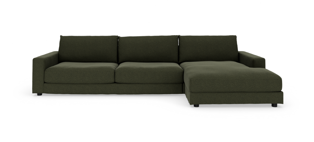 Mørkegrøn modulsofa med chaiselong til højre, frilagt på hvid baggrund.