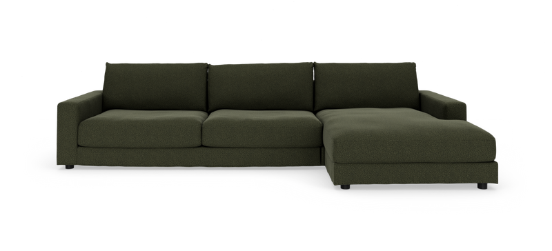 Mørkegrøn modulsofa med chaiselong til højre, frilagt på hvid baggrund._ps